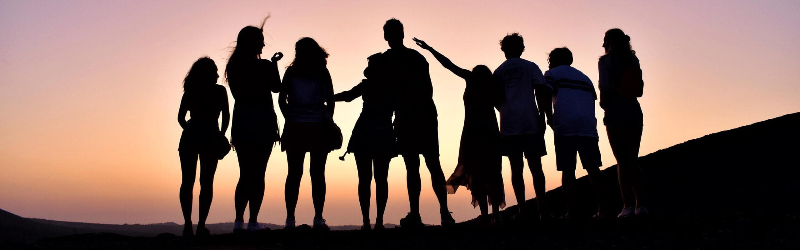 Des personnes réunies au coucher du soleil
